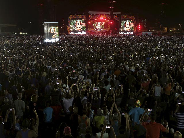 Fans take photographs with their mobile phones before a free outdoor concert by the Rolling Stones at Ciudad Deportiva de la Habana sports complex in Havana, Cuba March 25, 2016. REUTERS/Ueslei Marcelino TPX IMAGES OF THE DAY