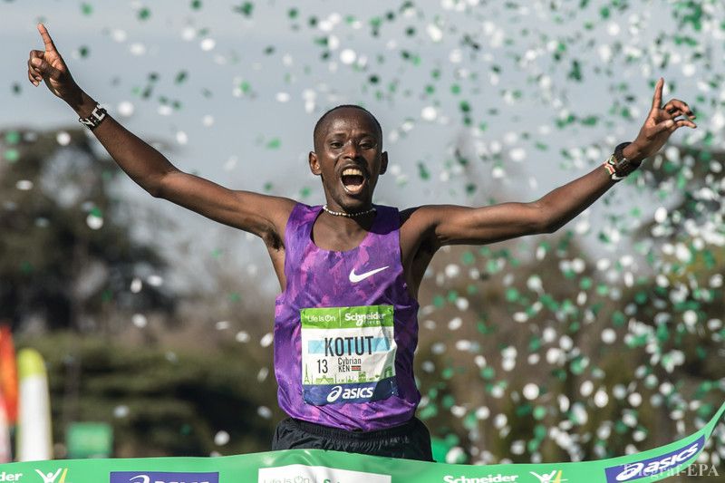 epa05241748 Kenyan runner Cybrian Kotut celebrates as he crosses the finish line of the 40th Paris Marathon after completing the course in a time of 2 hours 07 minutes and 11 seconds, in Paris, France, 03 April 2016.  EPA/CHRISTOPHE PETIT TESSON