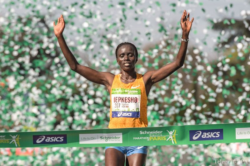 epa05241761 Kenyan runner Visiline Jepkesho celebrates as she crosses the finish line of the 40th Paris Marathon after completing the course in a time of 2 hours 25 minutes and 53 seconds, in Paris, France, 03 April 2016.  EPA/CHRISTOPHE PETIT TESSON