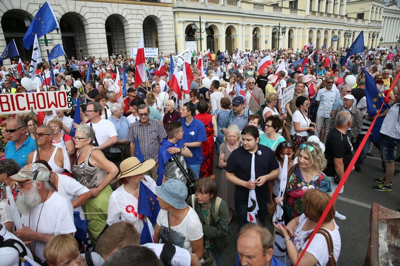 epa05345587 People take part in the march organised by Polish Committee for the Defence of Democracy (KOD) at the Bank Square in Warsaw, Poland, 04 June 2016. The march under the slogan 'All for Freedom' to commemorate the anniversary of the first post-war Polish, partially free elections of 04 June 1989. EPA/RAFAL GUZ POLAND OUT