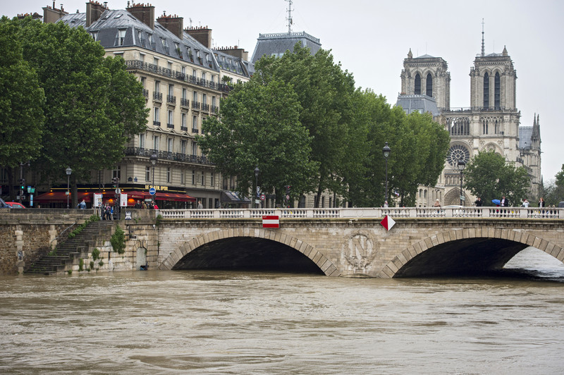 epa05342638 A general view over Seine river floodwaters with Notre Dame cathedral in the background following heavy rainfalls in Paris, France, 02 June 2016. EPA/JEREMY LEMPIN