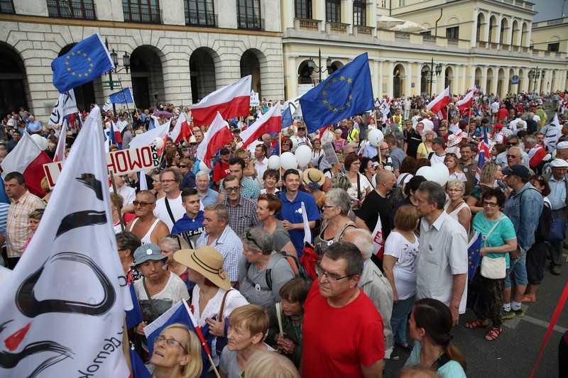 epa05345585 People take part in the march organised by Polish Committee for the Defence of Democracy (KOD) at the Bank Square in Warsaw, Poland, 04 June 2016. The march under the slogan 'All for Freedom' to commemorate the anniversary of the first post-war Polish, partially free elections of 04 June 1989. EPA/RAFAL GUZ POLAND OUT