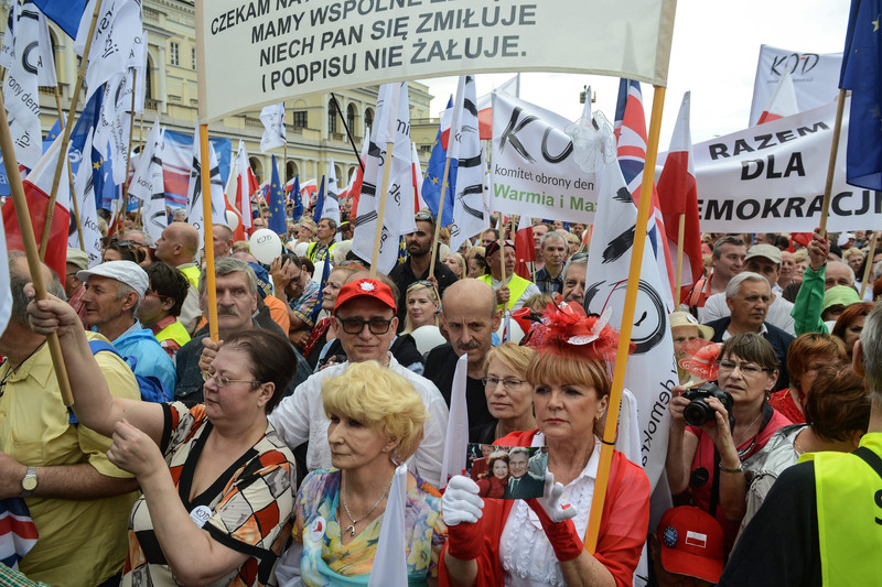 epa05345638 People take part in the march organised by Polish Committee for the Defence of Democracy (KOD) at the Bank Square in Warsaw, Poland, 04 June 2016. The march under the slogan 'All for Freedom' to commemorate the anniversary of the first post-war Polish, partially free elections of 04 June 1989. EPA/JAKUB KAMINSKI EPA/JAKUB KAMINSKI POLAND OUT