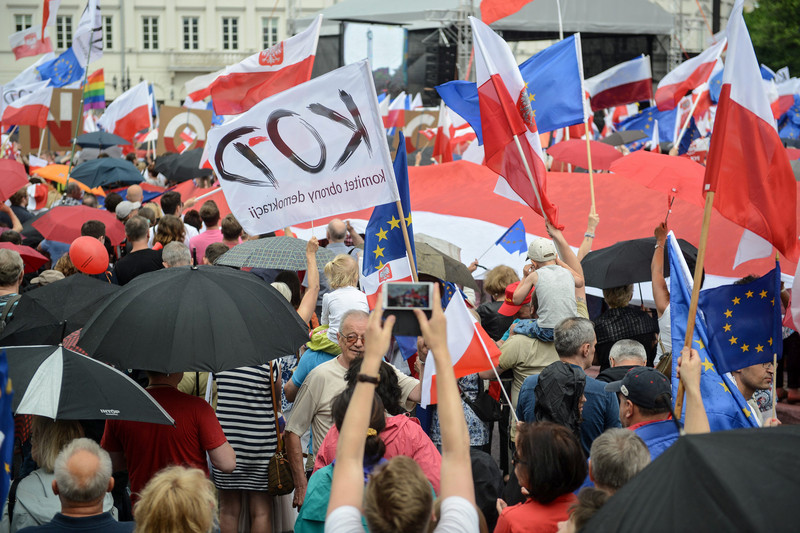 epa05345659 People take part in the march organised by Polish Committee for the Defence of Democracy (KOD) at the Bank Square in Warsaw, Poland, 04 June 2016. The march under the slogan 'All for Freedom' to commemorate the anniversary of the first post-war Polish, partially free elections of 04 June 1989. EPA/JAKUB KAMINSKI POLAND OUT