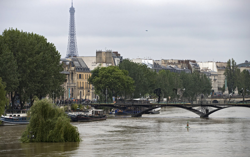 epa05344502 A general view of submerged trees on Ile de la Cite, on the Seine river in Paris, France, 03 June 2016. Floods and heavy rain drenched about a quarter of the French territory over several days. EPA/IAN LANGSDON