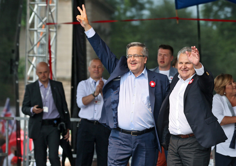 epa05345741 Former Presidents Bronislaw Komorowski (L) and Aleksander Kwasniewski (R) participate in the march organised by Polish Committee for the Defence of Democracy (KOD) at the Bank Square in Warsaw, Poland, 04 June 2016. The march under the slogan 'All for Freedom' to commemorate the anniversary of the first post-war Polish, partially free elections of 04 June 1989. EPA/RAFAL GUZ POLAND OUT