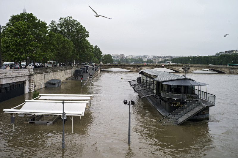 epa05342816 A general view of the Seine river shows a partially submerged restaurant boat in Paris, France, 02 June 2016. Floods and heavy rain drenched about a quarter of the French territory over several days. EPA/YOAN VALAT