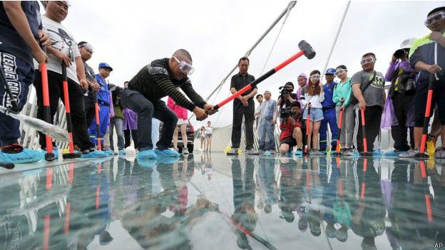 160820114555_china_glass_bridge_ap_624x351_ap