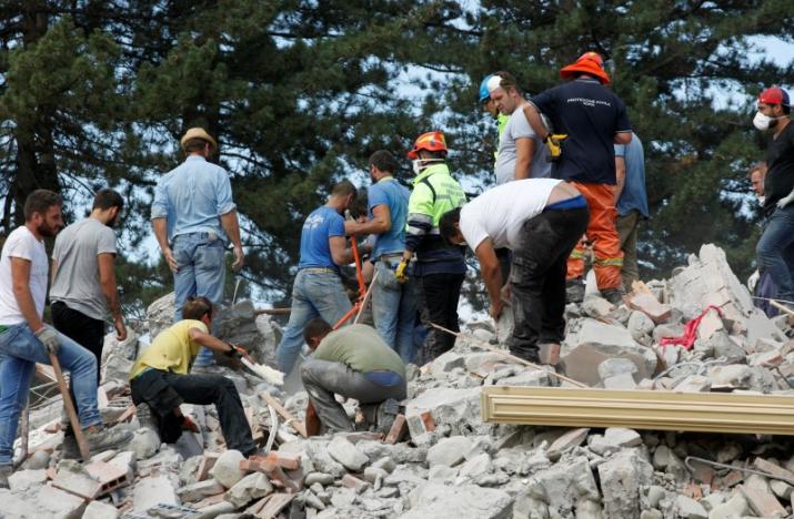 Rescuers work on a collapsed building following an earthquake in Amatrice, central Italy, August 24, 2016. REUTERS/Ciro De Luca
