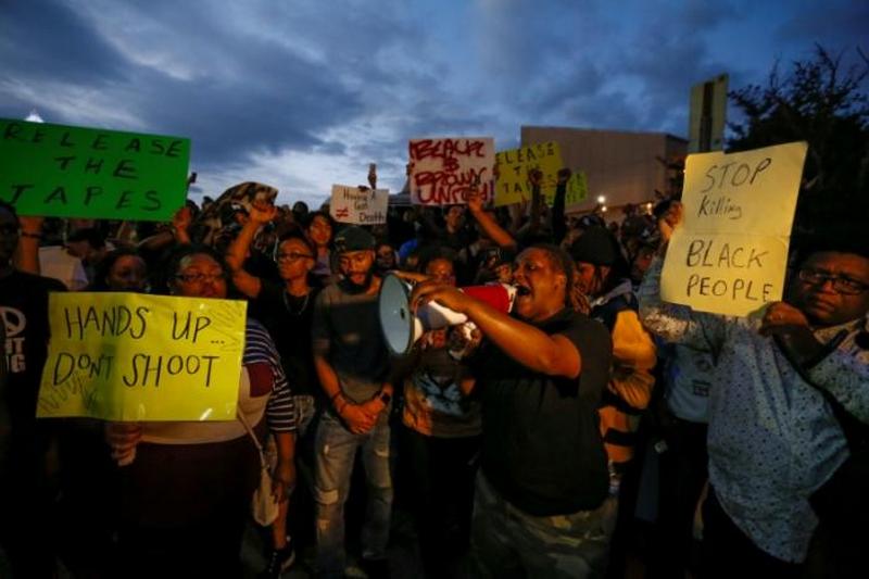 Lameka Jackson shouts to fellow activists in uptown Charlotte, NC to protest the police shooting of Keith Scott, in Charlotte, North Carolina, U.S. September 21, 2016. REUTERS/Jason Miczek