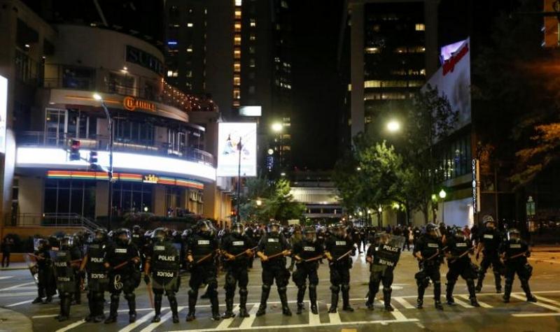 Police hold their lines in uptown Charlotte during a protest of the police shooting of Keith Scott. REUTERS/Jason Miczek