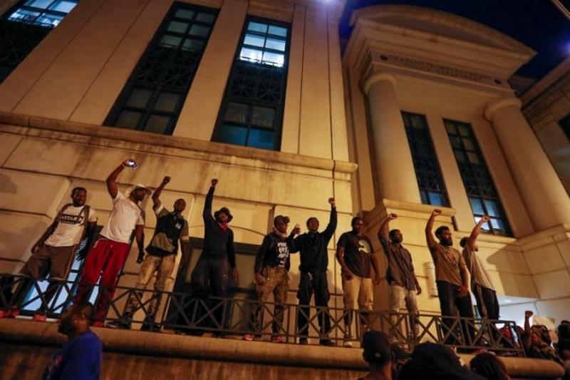 Protesters gather at the Charlotte-Mecklenburg Police Department in uptown Charlotte, NC to protest the police shooting of Keith Scott, in Charlotte, North Carolina, U.S. September 21, 2016. REUTERS/Jason Miczek