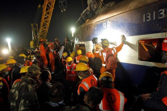 Rescue workers search for survivors at the site of a train derailment in Pukhrayan, south of Kanpur city, India November 20, 2016. REUTERS/Jitendra Prakash