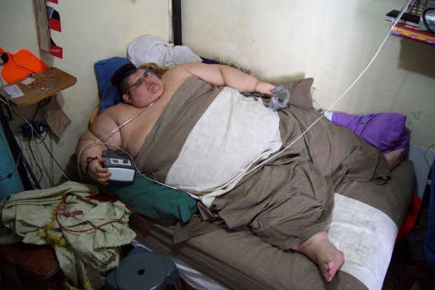 Juan Pedro, 32, lies in his bed at home as he waits for paramedics to transport him to a hospital in Guadalajara, to undergo treatment in order to shed excess from his 500-kilo weight, in Aguascalientes, Mexico, November 15, 2016. Picture taken November 15, 2016. REUTERS/Liberto Urena FOR EDITORIAL USE ONLY. NO RESALES. NO ARCHIVES.     TPX IMAGES OF THE DAY