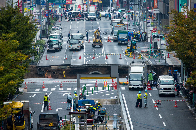 epaselect epa05621729 A large sinkhole cuts off an avenue in central Fukuoka, southwestern Japan, 08 November 2016. According to local media reports, the sinkhole has caused blackouts and disrupted traffic. Authorities have evacuated surrounding buildings in case of further damage. There were no immediate reports of damage or injuries.  EPA/HIROSHI YAMAMURA