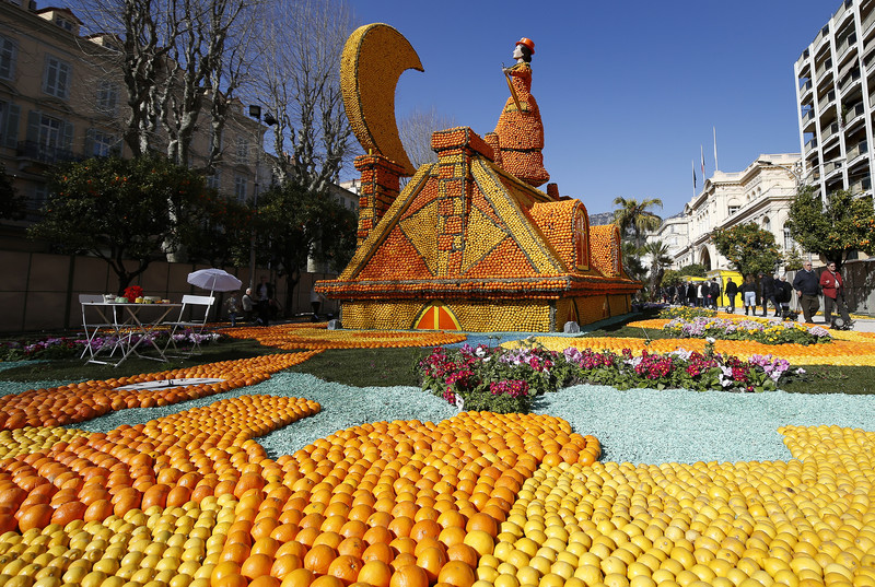 epa05795051 The sculpture 'Mary Poppins' made with lemons and oranges at the 84th Lemon Festival in Menton, France, 15 February 2017. The 'Broadway' themed festival runs from 11 February to 01 March.  EPA/SEBASTIEN NOGIER