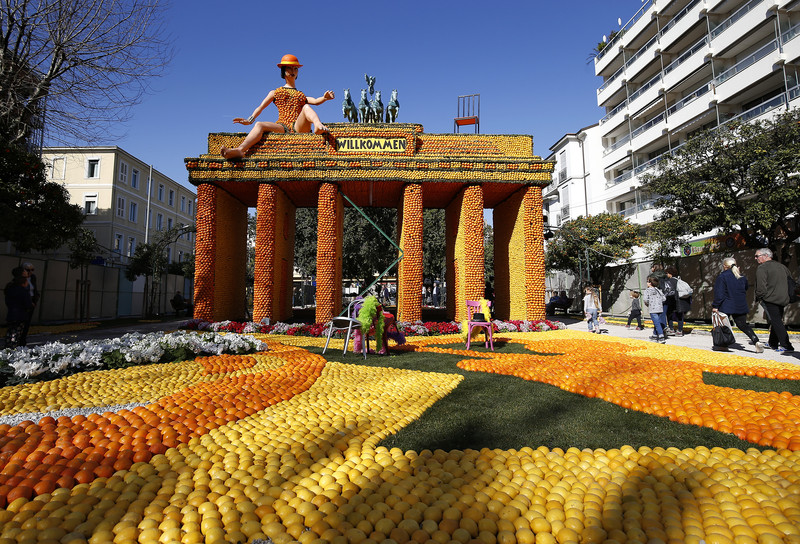 epa05795046 The sculpture 'Cabaret' made with lemons and oranges at the 84th Lemon Festival in Menton, France, 15 February 2017. The 'Broadway' themed festival runs from 11 February to 01 March.  EPA/SEBASTIEN NOGIER