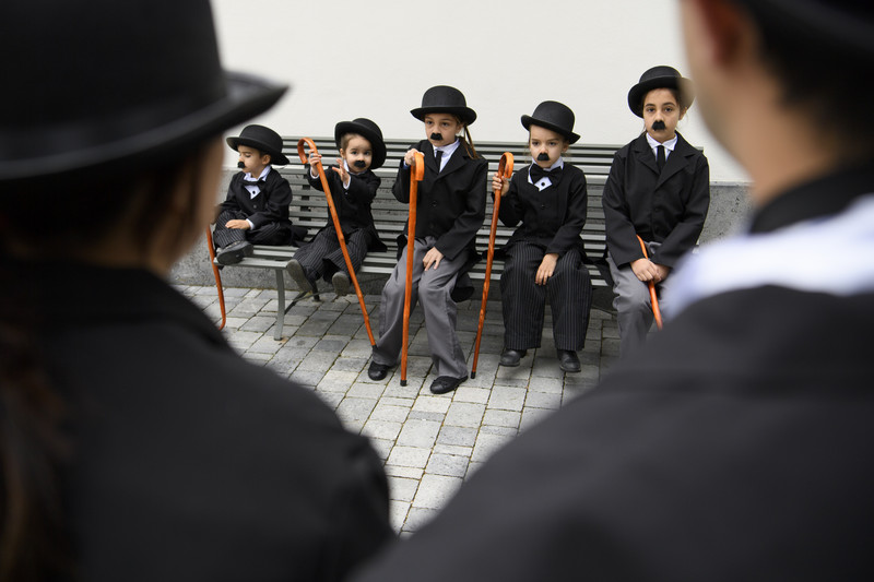 epaselect epa05910680 Some 662 people dressed as Charlie Chaplin pose for a group photo in front of the Manoir de Ban during an attempt of the world's largest gathering of people dressed as 'The Tramp' on the occasion of Charlie Chaplin's birthday, and to celebrate the first year of the museum "Chaplin's World by Grevin", in Corsier, above Vevey, Switzerland, 16 April 2017. Chaplin's World, a museum on English comic actor, filmmaker, and composer Charlie Chaplin, is located in a 14 hectare park of lush trees, it occupies the mansion where the Chaplin family lived the last 25 years of Charly Chaplin's life. EPA/LAURENT GILLIERON