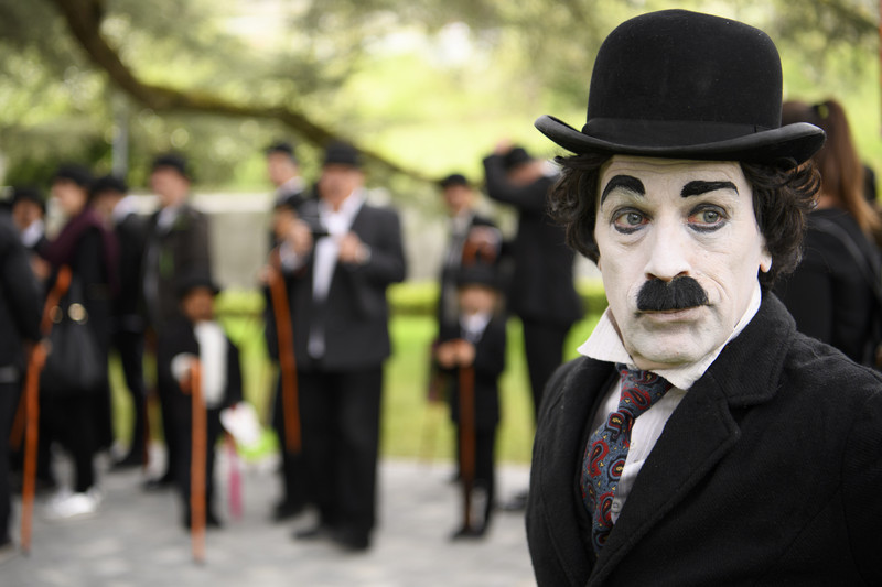 epa05910727 Some 662 people dressed as Charlie Chaplin pose for a group photo in front of the Manoir de Ban during an attempt of the world's largest gathering of people dressed as 'The Tramp' on the occasion of Charlie Chaplin's birthday, and to celebrate the first year of the museum "Chaplin's World by Grevin", in Corsier, above Vevey, Switzerland, 16 April 2017. Chaplin's World, a museum on English comic actor, filmmaker, and composer Charlie Chaplin, is located in a 14 hectare park of lush trees, it occupies the mansion where the Chaplin family lived the last 25 years of Charly Chaplin's life. EPA/LAURENT GILLIERON