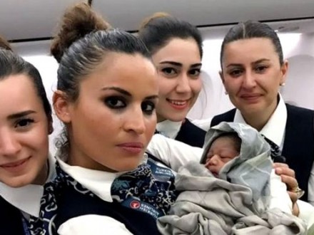 Женщина родила ребенка в небе на борту самолета
