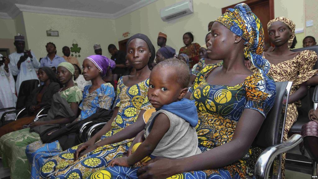 epa05584409 Some of the 21 released Chibok girls at the Presidential villa in Abuja, Nigeria 13 October 2016. Reports says 21 of the 270 girls siezed by Islamist militant group Boko Haram in 2014 were released. According to President Muhammadu Buhari's spokesman the International Committee of the Red Cross (ICRC) and the Swiss government mediated the release. EPA/STR