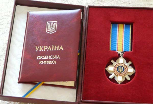 Мама погибшего николаевского десантника получила его орден «За мужество» ІІІ степени 3