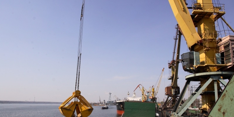Новый год в октябре – Николаевский морской порт выполнил годовой план по грузопереработке