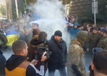 Тем временем в Киеве: Автомайдан на Банковой зажег шины и потолкался с милицией