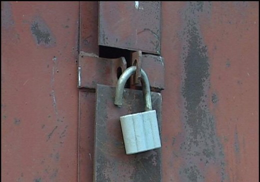 Грузчики одного из частных предприятий у участника АТО отобрали мотоцикл, а у пенсионера – телевизор, мобилку и 100 гривень