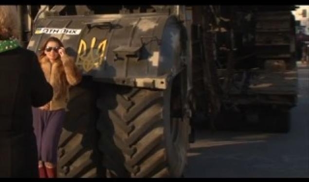 В Харькове восстановили и отправили на границу громадную железную “землеройку”