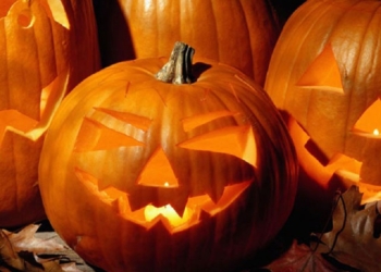 Николаевцы готовятся встречать Хэллоуин: на Советской везде тыквы и бродит нечисть