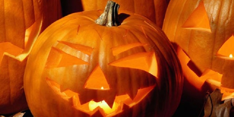 Николаевцы готовятся встречать Хэллоуин: на Советской везде тыквы и бродит нечисть