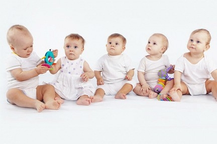 18-летнюю маму из Херсона и ее 5 новорожденных детей срочно везут в Николаев