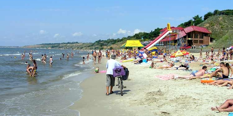 Пляж в Очакове снова общий – суд прислушался к прокуратуре