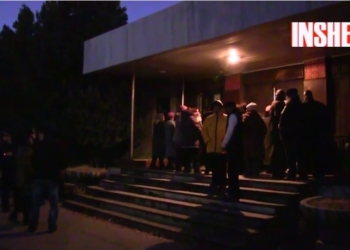 132-й оправдывает свою репутацию: В Первомайске люди на морозе скандалят под ОВК