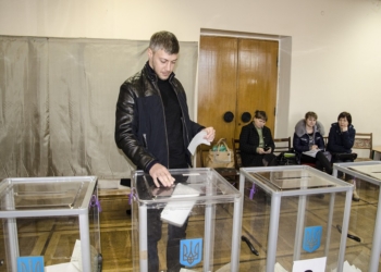 Артем Ильюк «минирование» участков назвал манипуляцией и призвал всех идти на выборы