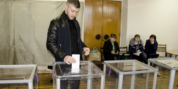 Артем Ильюк «минирование» участков назвал манипуляцией и призвал всех идти на выборы