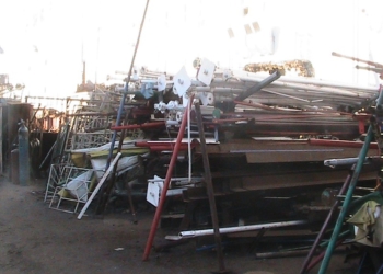 Наглость должна быть наказана – предприниматель организовал прием металла прямо возле ж-д путей