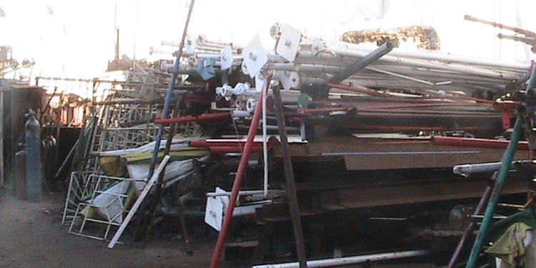 Наглость должна быть наказана – предприниматель организовал прием металла прямо возле ж-д путей