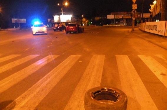 Идти не мог, потому сел за руль? Столбу – ничего, а двое пассажиров – в больнице