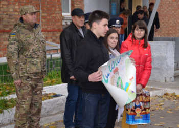 «Возвращайтесь живыми»: бойцов спецбатальона милиции «Николаев» на Восток проводили школьники