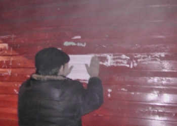 В Николаеве ночью 2 агитатора «клеили по-черному» гадкие листовки