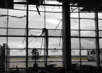 Как наши «киборги» в Донецком аэропорту флаг Украины поднимали