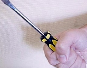 Не садитесь в попутки, водители бывают разные. Один, угрожая отверткой, заставил отдать деньги и украшения