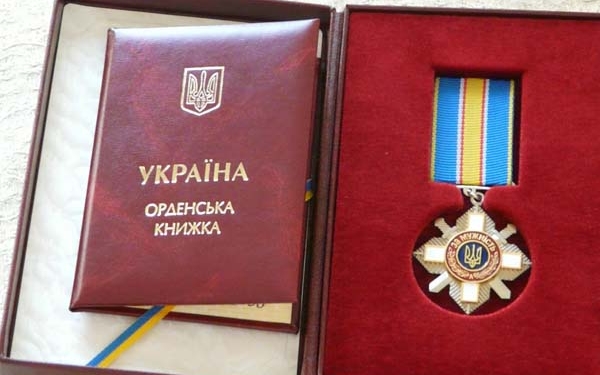 Мама погибшего николаевского десантника получила его орден «За мужество» ІІІ степени