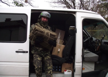 Потеряли колесо и чуть не подорвались на нашей мине: волонтеры отвезли помощь батальону ОУН, который защищает Донецкий аэропорт