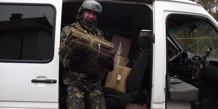 Потеряли колесо и чуть не подорвались на нашей мине: волонтеры отвезли помощь батальону ОУН, который защищает Донецкий аэропорт