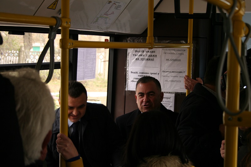 «А ну-ка, поедем кататься»: Юрий Гранатуров и Вадим Мериков дали пресс-конференцию в новом троллейбусе 9