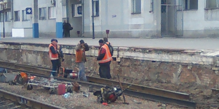На железнодорожном вокзале «Николаев»… демонтировали рельсы