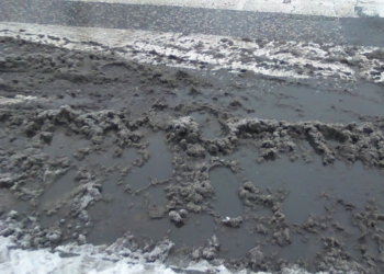 В Николаеве грязно, но не скользко. Снег на Варваровском мосту «съели» реагенты